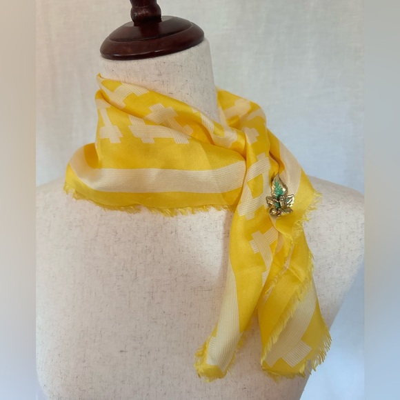 Vintage!! Anne Klein Silk Scarf! Yellow and White Design - Picture 3 of 9